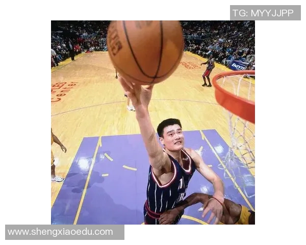 姚明追帽瞬间再现篮球场上英雄本色展现无与伦比的防守魅力与激情 姚明追帽瞬间再现篮球场上英雄本色展现无与伦比的防守魅力与激情